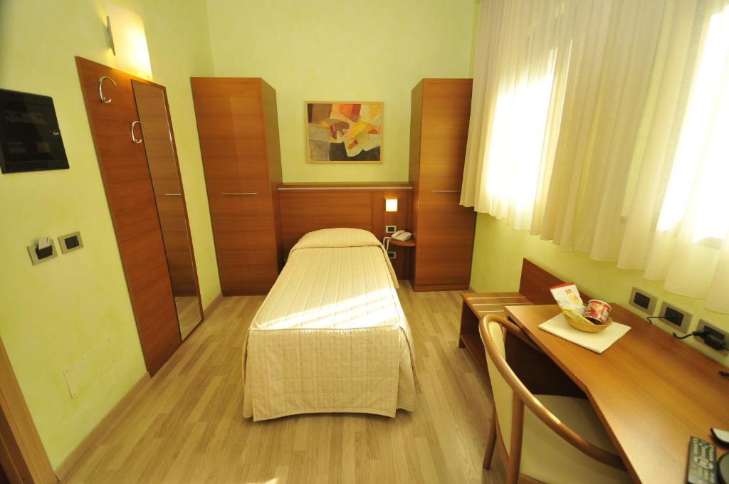 Hotel Visconti Cardano Al Campo Habitación foto